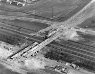 847471 Luchtfoto van de aanleg van het viaduct in het tracé voor de S24, de Noordelijke Randweg Utrecht (NRU), over de ...